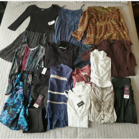 Lot of Women's Size Small Clothing 16 Pieces - Picture 2 of 3